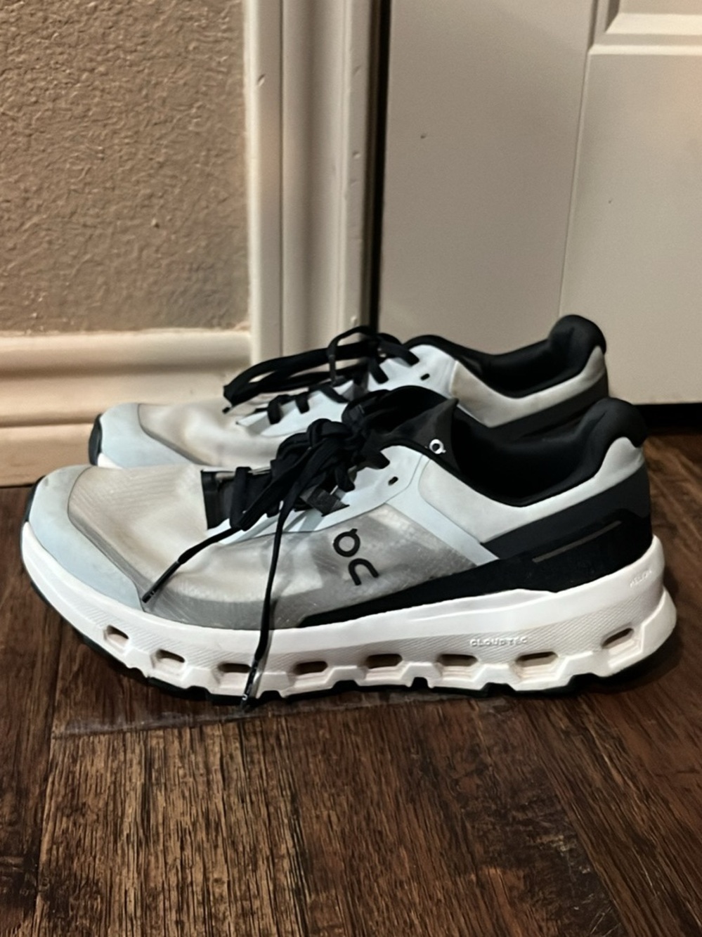 On Cloudtec White and Black Running Shoes women’s 8.5